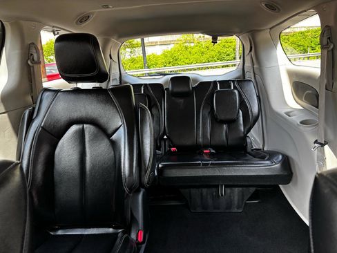 Used 2022 Chrysler Pacifica Touring-L w/ Uconnect Theater Family Group FWD image 16