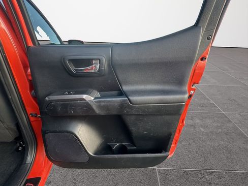 Used 2016 Toyota Tacoma TRD Sport image 22