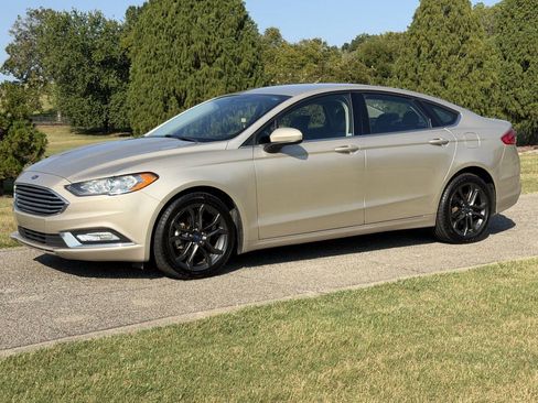 Used 2018 Ford Fusion SE w/ Equipment Group 201A FWD image 3
