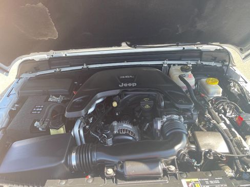 Used 2018 Jeep Wrangler Unlimited Rubicon w/ Steel Bumper Group image 9