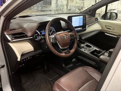 Used 2024 Toyota Sienna Platinum image 16