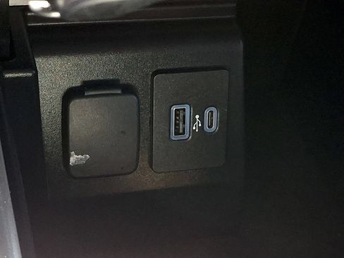 Used 2022 Ford Explorer XLT w/ Equipment Group 202A RWD image 25