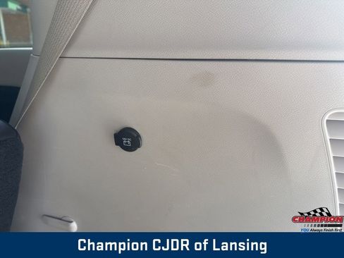 Used 2024 Chrysler Pacifica Touring-L image 14