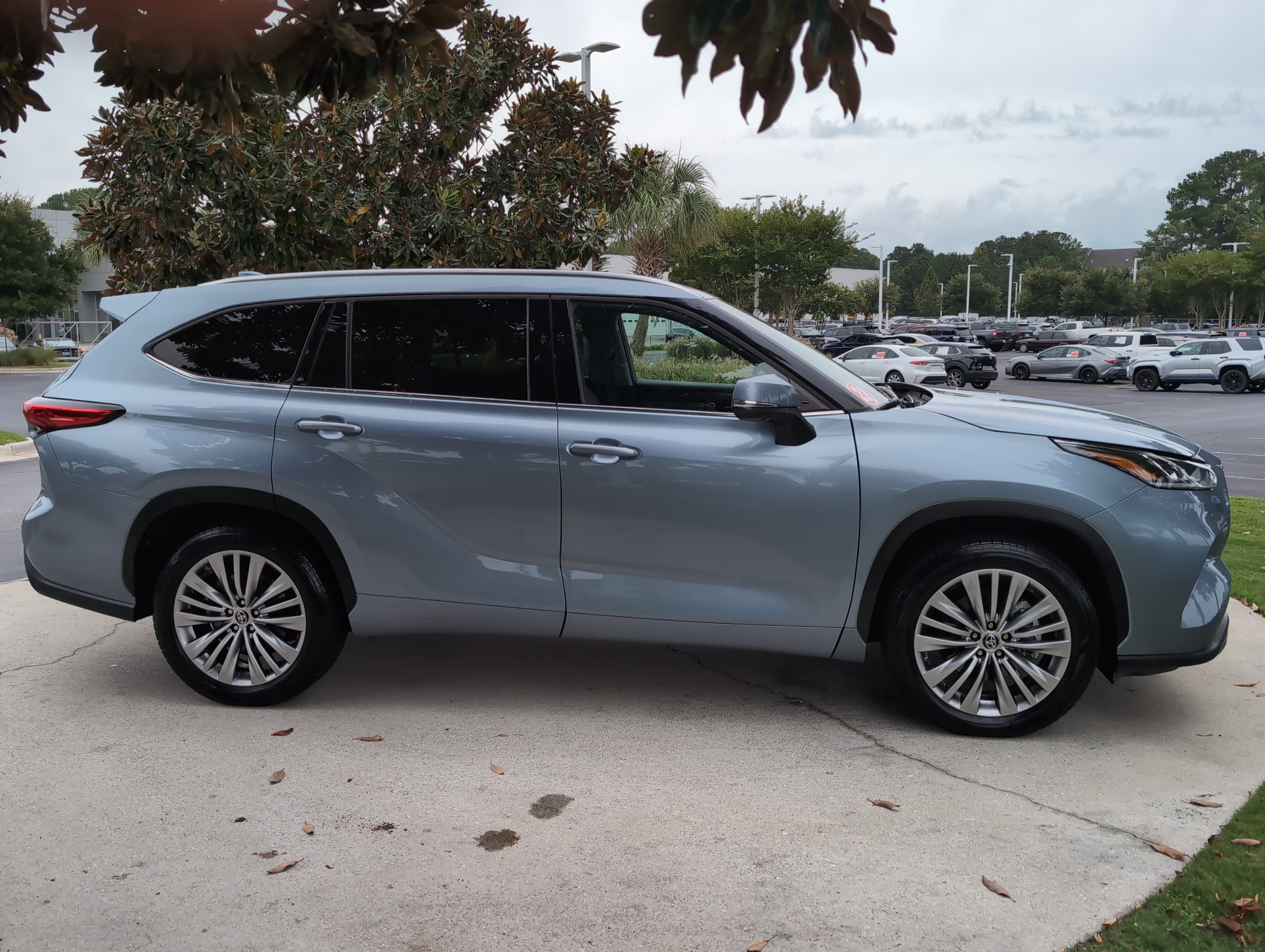 Used 2022 Toyota Highlander Platinum FWD image 11