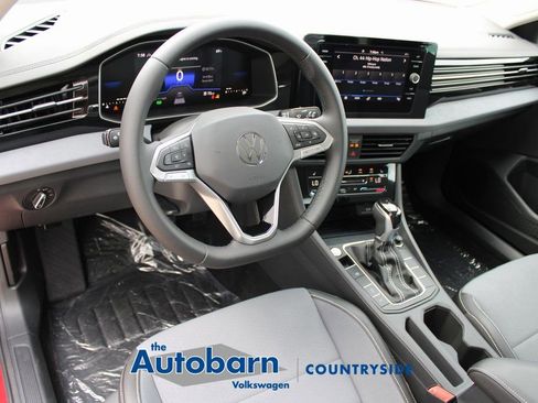 Used 2025 Volkswagen Jetta SE FWD image 8
