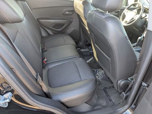 Used 2022 Chevrolet Trax LT w/ LT Convenience Package image 6