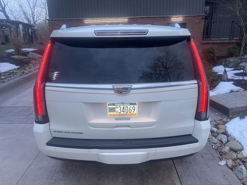 Used 2015 Cadillac Escalade Luxury image 5