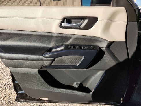 Used 2022 Nissan Pathfinder SV w/ SV Premium Package image 12