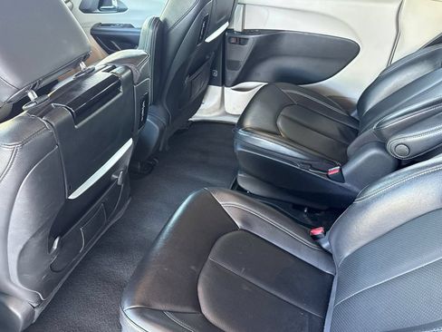 Used 2022 Chrysler Pacifica Touring-L w/ Uconnect Theater Family Group FWD image 6