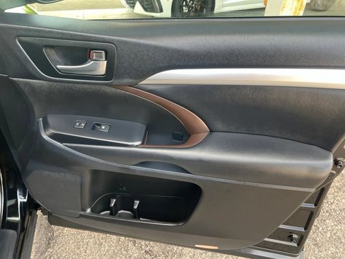 Used 2019 Toyota Highlander XLE AWD/4WD image 23