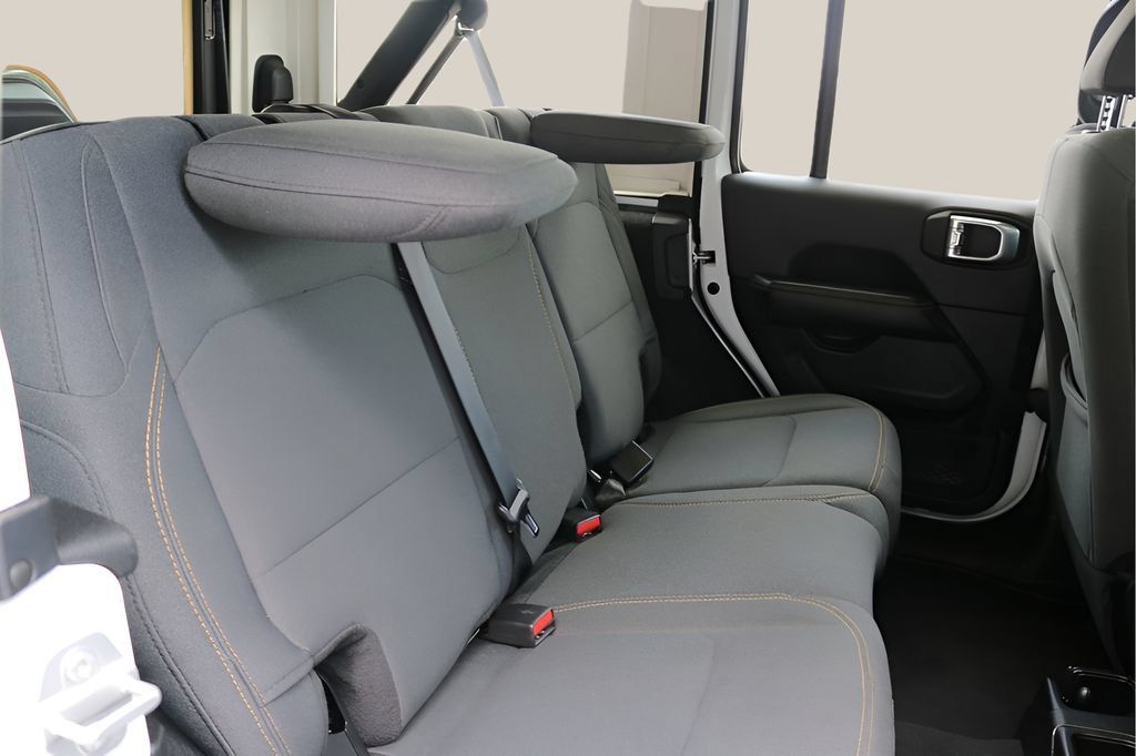 Used 2025 Jeep Wrangler Unlimited Sahara AWD/4WD image 17