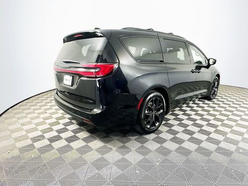 Certified 2025 Chrysler Pacifica Limited image 11