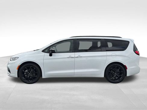 Used 2026 Chrysler Pacifica Limited w/ S Appearance Package FWD image 4