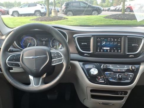 Used 2018 Chrysler Pacifica Touring Plus FWD image 10