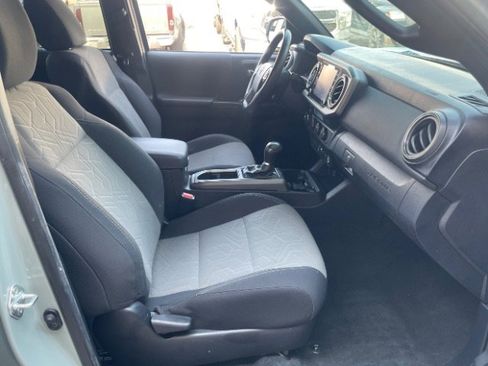 Used 2022 Toyota Tacoma TRD Off-Road image 15