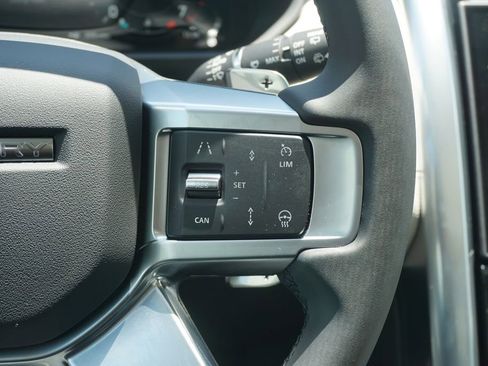New 2025 Land Rover Discovery Dynamic SE image 13