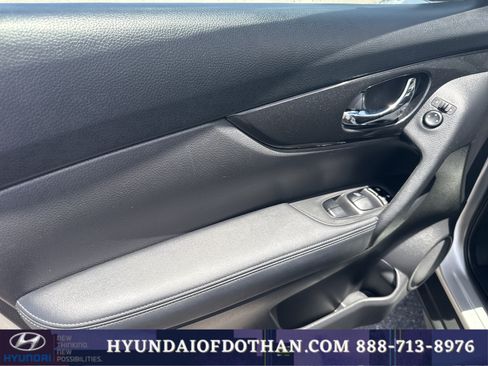 Used 2019 Nissan Rogue S w/ Special Edition Package FWD image 7