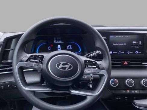 Used 2025 Hyundai Elantra SE image 20