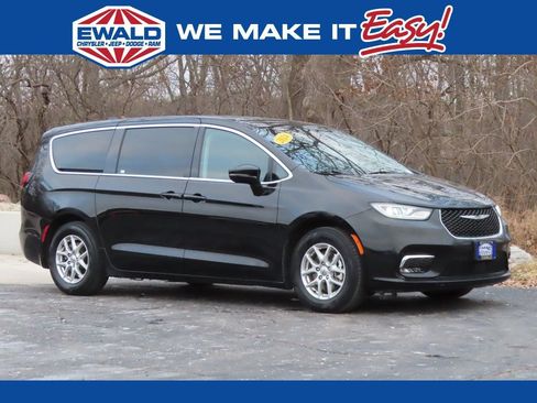 Certified 2024 Chrysler Pacifica Touring-L FWD image 1