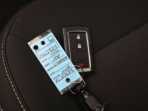 Used 2024 Jeep Grand Cherokee Laredo X image 19