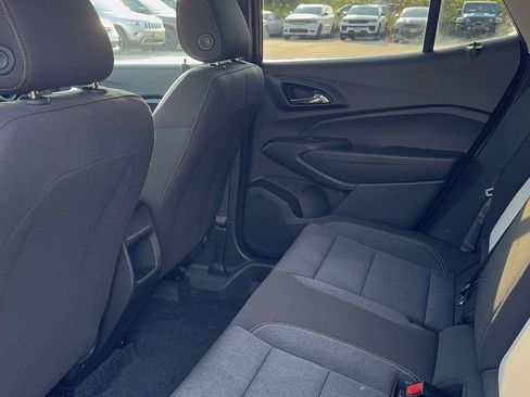 Used 2025 Chevrolet Trax LS w/ LS Convenience Package FWD image 9
