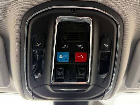 Used 2023 Jeep Grand Cherokee Laredo AWD/4WD image 37