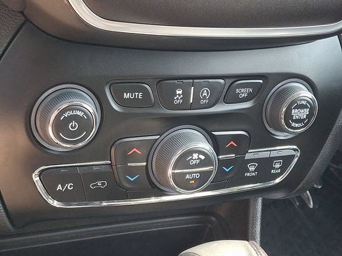 Used 2022 Jeep Cherokee Trailhawk w/ Comfort/Convenience Group AWD/4WD image 15