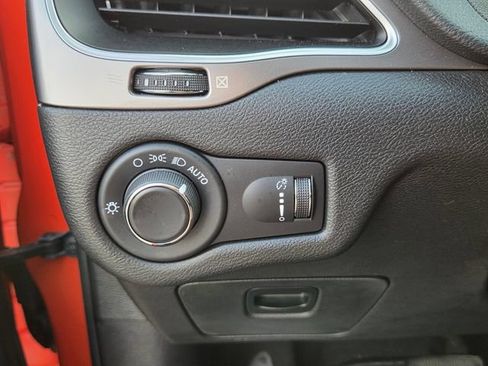 Used 2021 Jeep Cherokee Latitude FWD image 27
