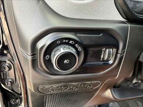 Used 2025 Jeep Wrangler Unlimited Sahara AWD/4WD image 37