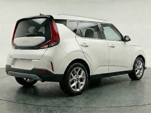 Used 2025 Kia Soul LX w/ LX Technology Package FWD image 9