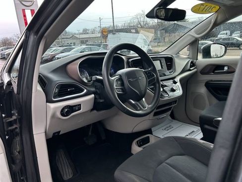 Used 2017 Chrysler Pacifica LX FWD image 25