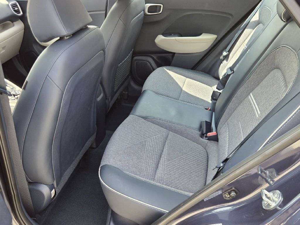 Used 2023 Hyundai Venue Limited FWD image 12