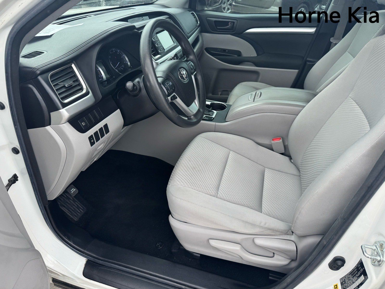 Used 2018 Toyota Highlander LE FWD image 9
