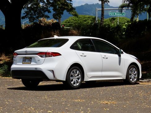 Used 2025 Toyota Corolla LE FWD image 5