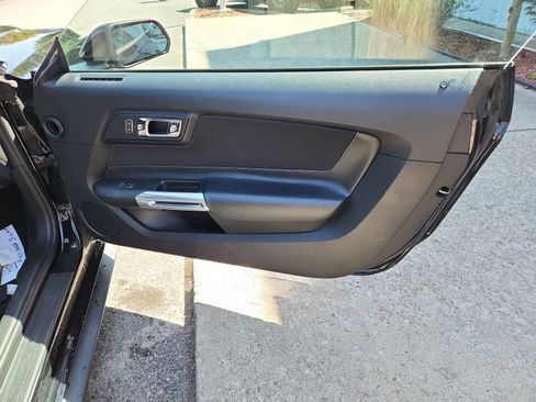 Used 2017 Ford Mustang Coupe RWD image 24