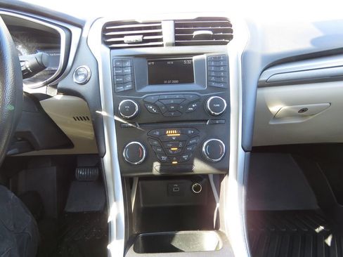 Used 2018 Ford Fusion SE image 25