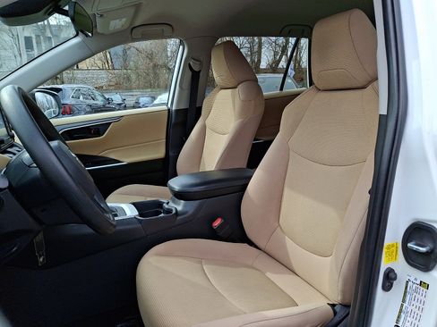 Used 2021 Toyota RAV4 LE image 12