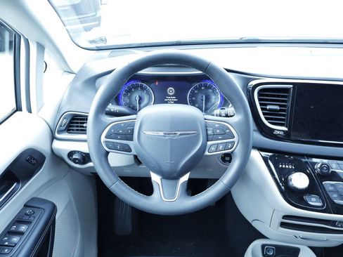 Certified 2023 Chrysler Pacifica Touring-L FWD image 21