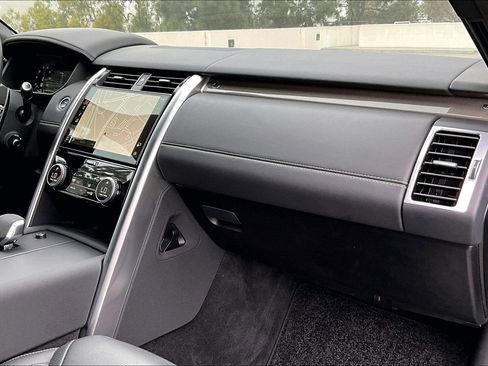 Used 2024 Land Rover Discovery Metropolitan Edition image 17