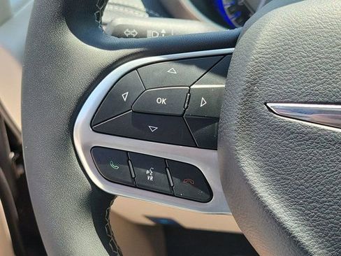 Used 2023 Chrysler Pacifica Touring-L FWD image 30