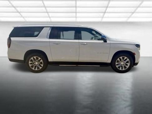 Used 2022 Chevrolet Suburban Premier RWD image 2
