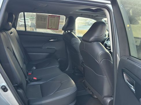 Used 2024 Toyota Highlander XLE image 11
