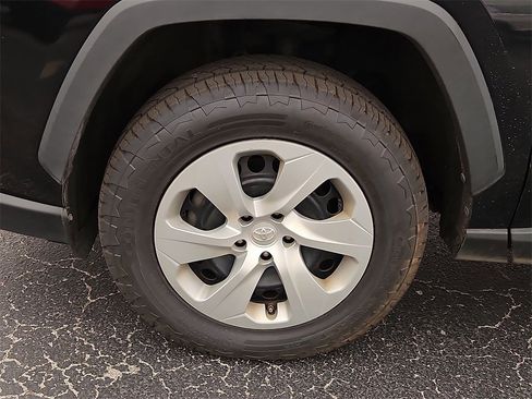 Used 2021 Toyota RAV4 LE image 13