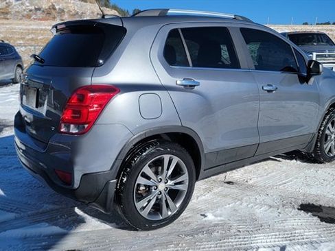 Used 2020 Chevrolet Trax LT w/ Sun & Sound Package image 5