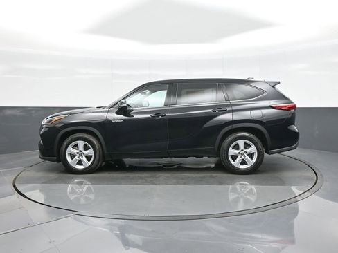 Certified 2021 Toyota Highlander LE image 4