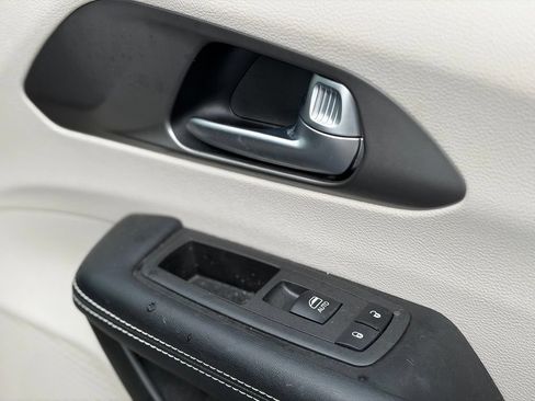 Used 2022 Chrysler Pacifica Touring-L FWD image 22
