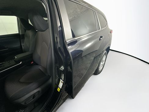 Used 2023 Toyota Highlander L FWD image 12