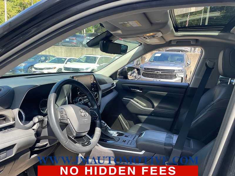 Used 2021 Toyota Highlander XLE AWD/4WD image 2