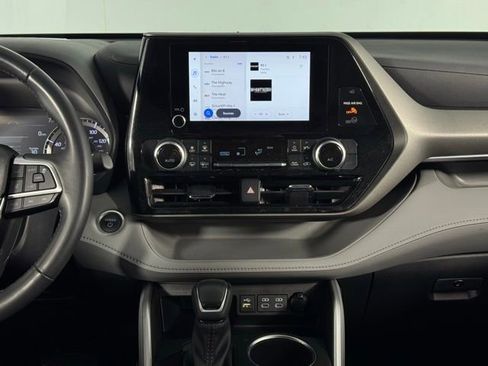 Used 2024 Toyota Highlander LE image 24