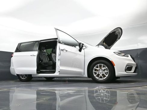Used 2025 Chrysler Pacifica Select FWD image 54